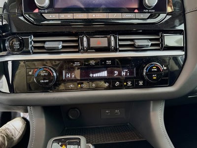 2025 Nissan Pathfinder SV