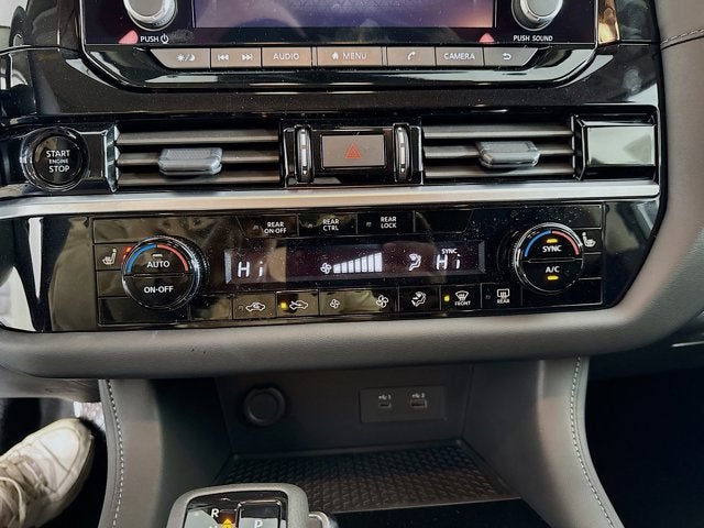 2025 Nissan Pathfinder SV