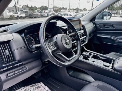 2025 Nissan Pathfinder SV
