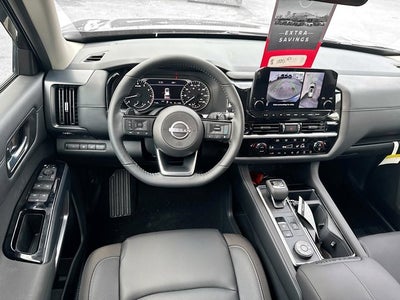 2025 Nissan Pathfinder SL