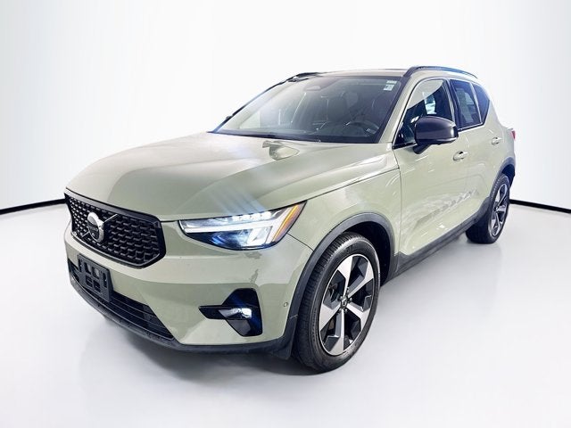 2023 Volvo XC40 Plus Dark Theme