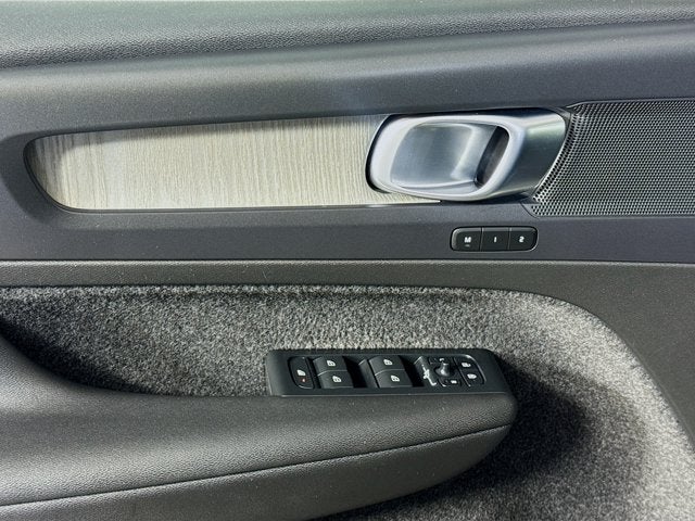 2023 Volvo XC40 Plus Dark Theme