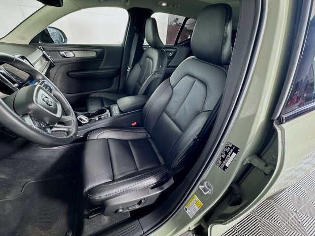 2023 Volvo XC40 Plus Dark Theme