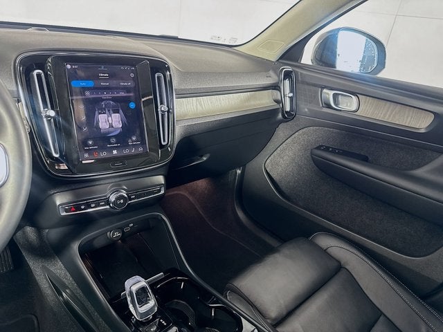 2023 Volvo XC40 Plus Dark Theme