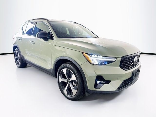 2023 Volvo XC40 Plus Dark Theme