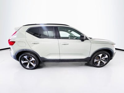 2023 Volvo XC40 Plus Dark Theme