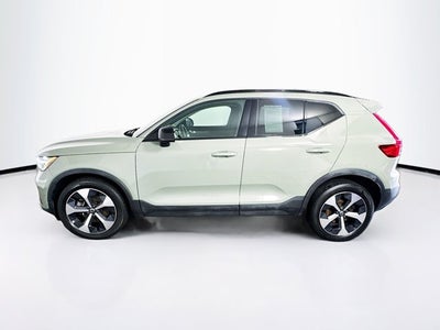 2023 Volvo XC40 Plus Dark Theme