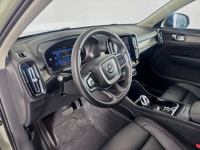 2023 Volvo XC40 Plus Dark Theme